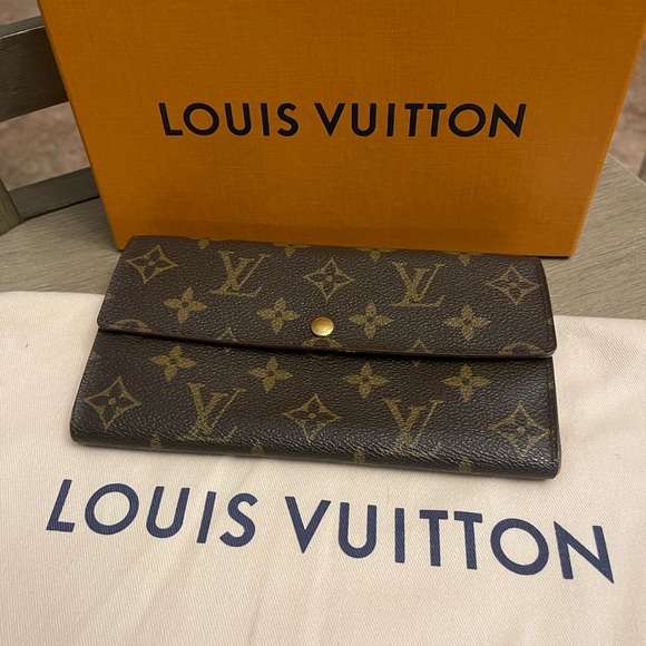 Louis Vuitton Vintage Sarah Wallet - Picture 1 of 16